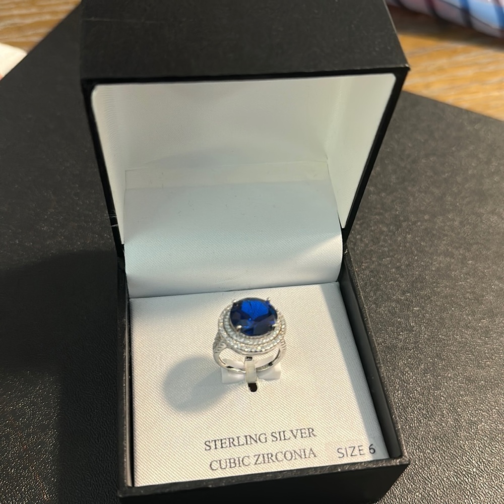 💙Sterling Silver & Cubic Zirconia size 6💙